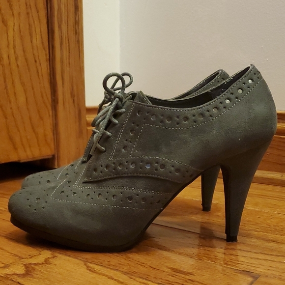 Apostrophe Gray Oxford Heels with Brogue Detailing - Picture 4 of 12